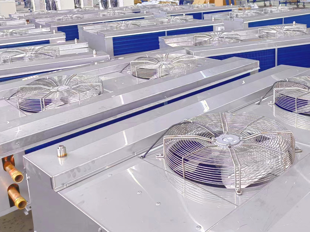 Воздухоохладитель с двусторонним выходом воздуха в корпусе из нержавеющей стали и с гидрофильным алюминиевым оребрением